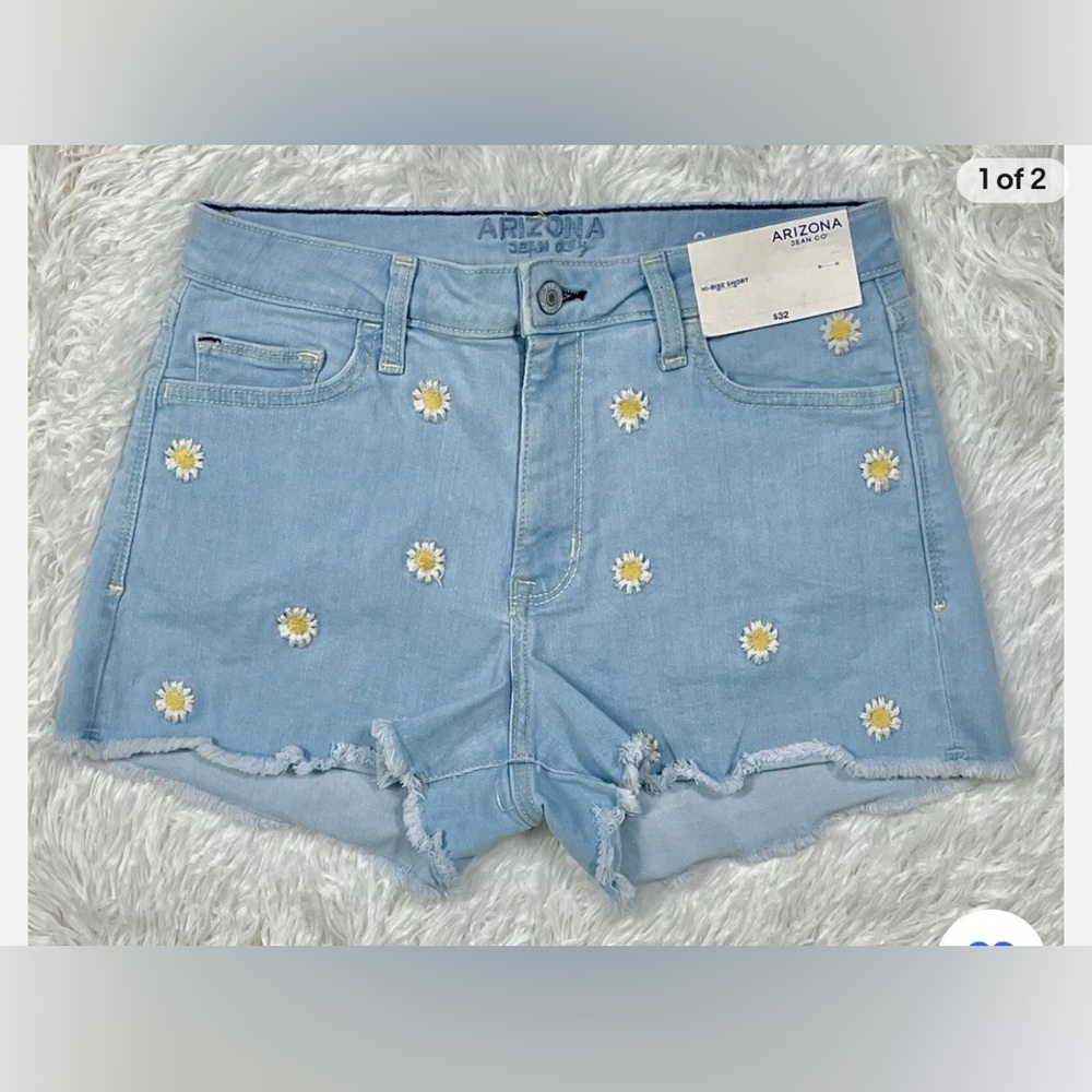 ‼️Arizona Jean Co. Daisy Flower Jean Shorts‼️